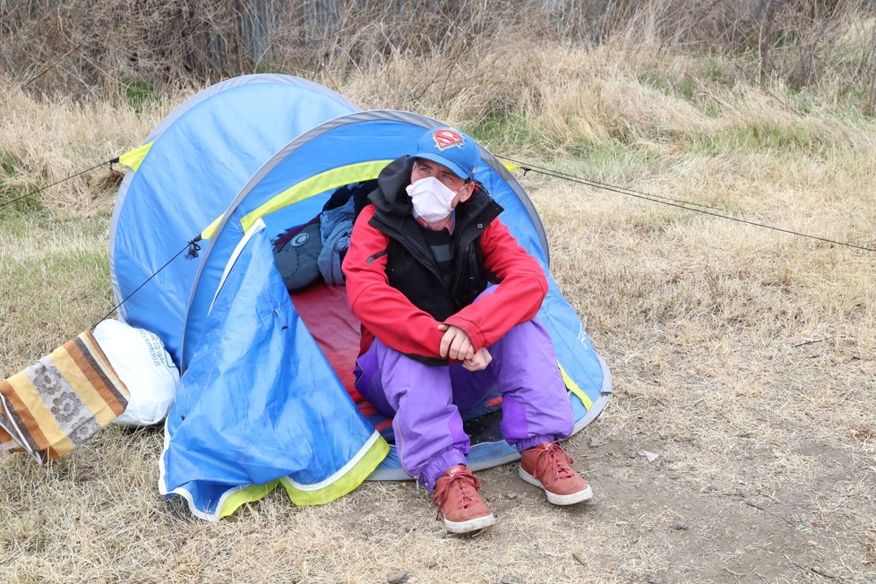 Stanové městečko v Troji bylo prvním pražským zařízením, kde mohli lidé bez domova trávit celý den a omezit tak svůj pohyb v ulicích.