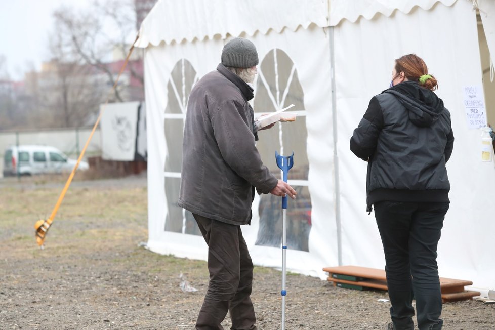 Stanové městečko v Troji bylo prvním pražským zařízením, kde mohli lidé  bez domova během epidemie koronaviru trávit celý den a omezit tak svůj pohyb na ulicích.