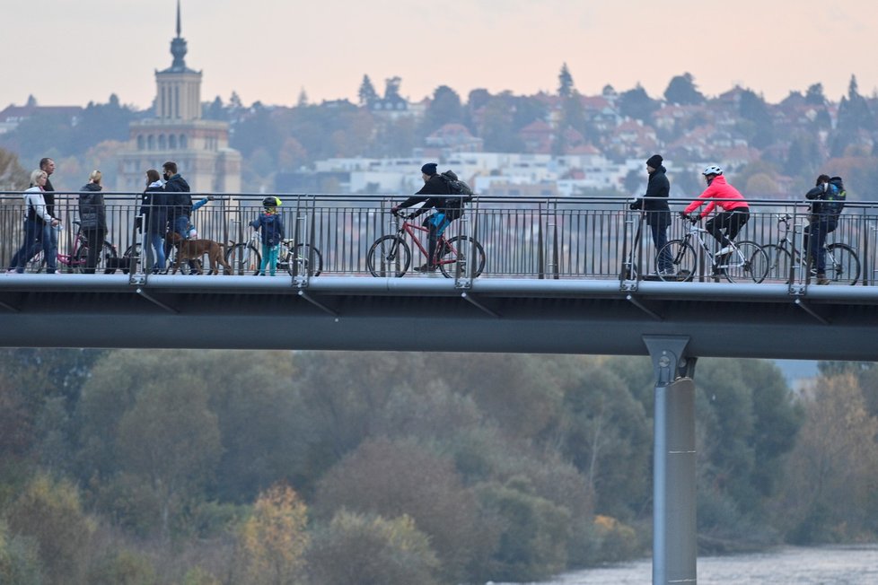 Mezi Císařským ostrovem a Trojou v Praze byla 23. října 2020 uvedena do provozu nová lávka. 