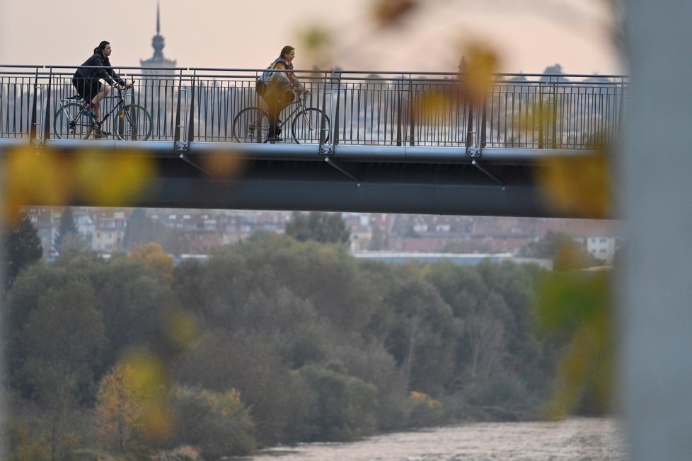 Mezi Císařským ostrovem a Trojou v Praze byla 23. října 2020 uvedena do provozu nová lávka. 