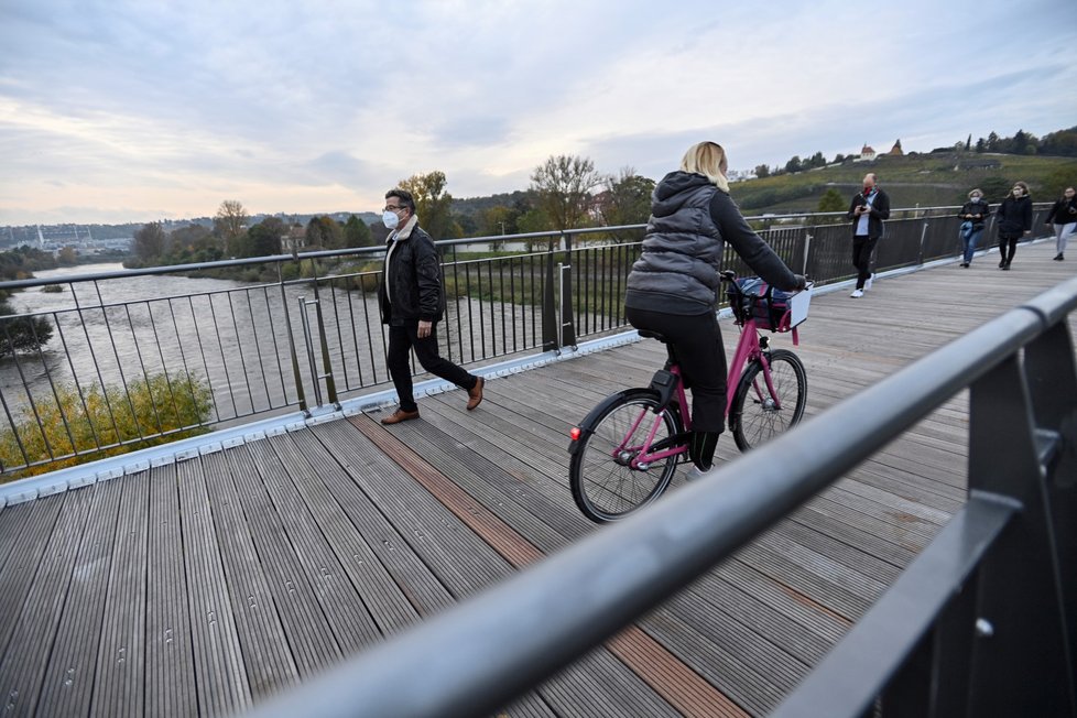 Mezi Císařským ostrovem a Trojou v Praze byla 23. října 2020 uvedena do provozu nová lávka. 