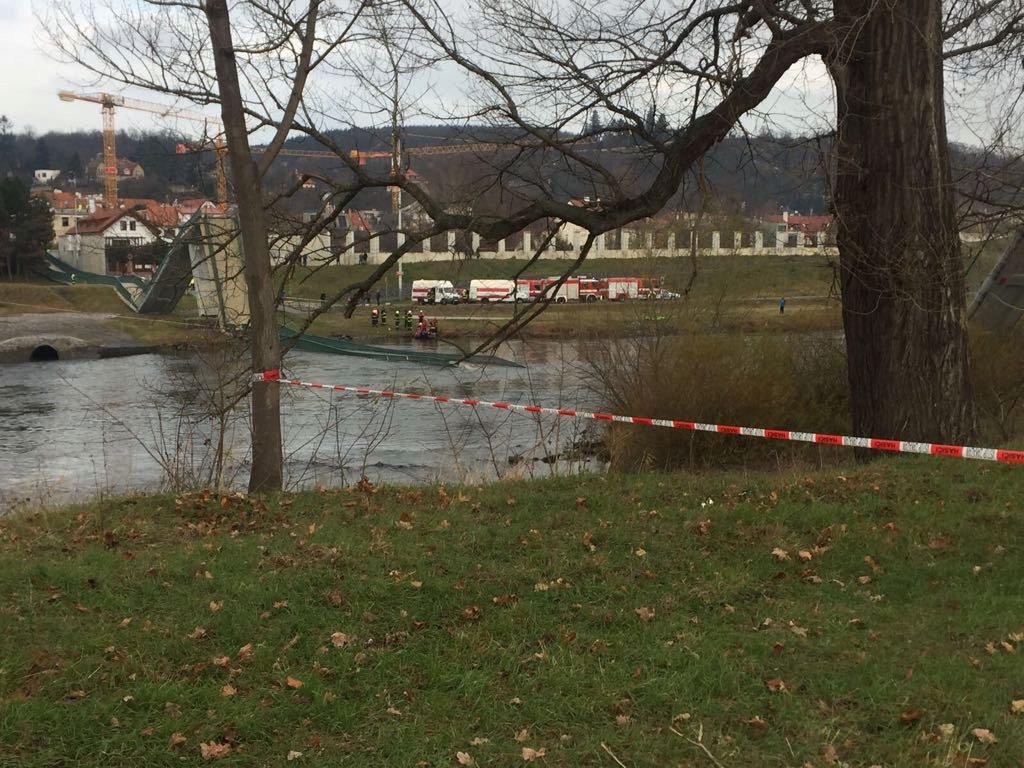 Trojská lávka pro pěší se zřítila do Vltavy, do vody spadlo několik lidí.