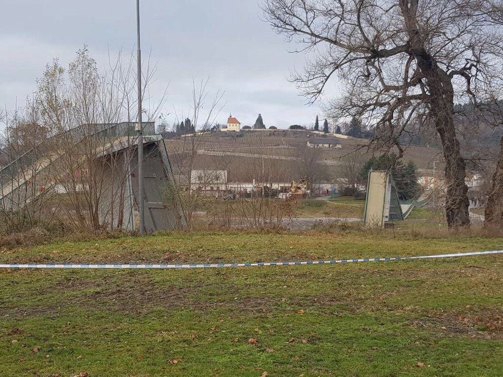 Trojská lávka pro pěší se zřítila do Vltavy, do vody spadlo několik lidí.