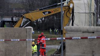 Dělníci začali na Císařském ostrově rozřezávat první díl zřícené lávky v Troji