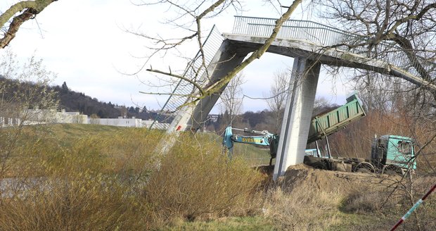 V pražské Troji začala likvidace zřícené lávky.