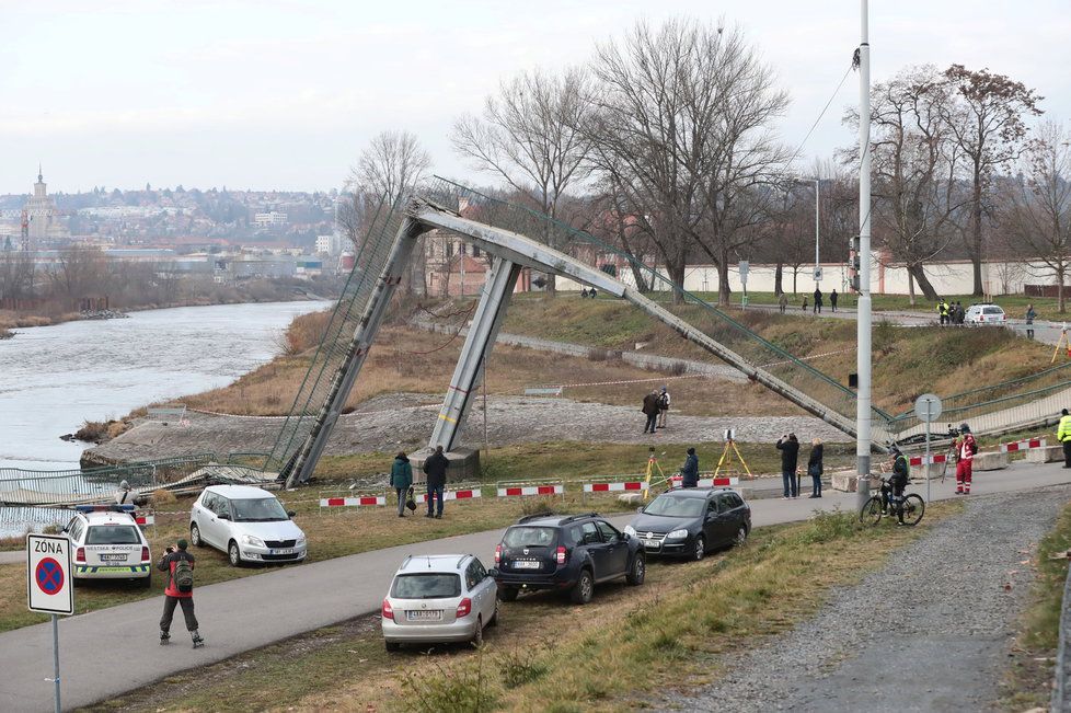 Při zřícení trojské lávky se zranili čtyři lidé. Příčina jejího pádu zatím není známá.