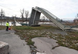 Při zřícení Trojské lávky se zranili čtyři lidé. Příčina jejího pádu zatím není známá.