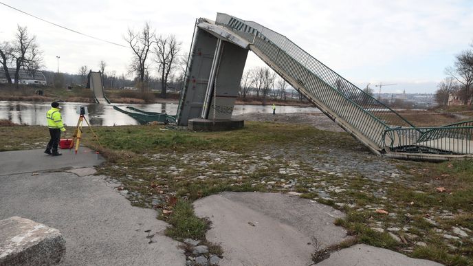 Při zřícení Trojské lávky se zranili čtyři lidé. Příčina jejího pádu zatím není známá.