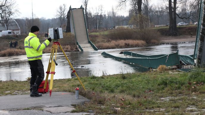 Při zřícení Trojské lávky se zranili čtyři lidé. Příčina jejího pádu zatím není známá.