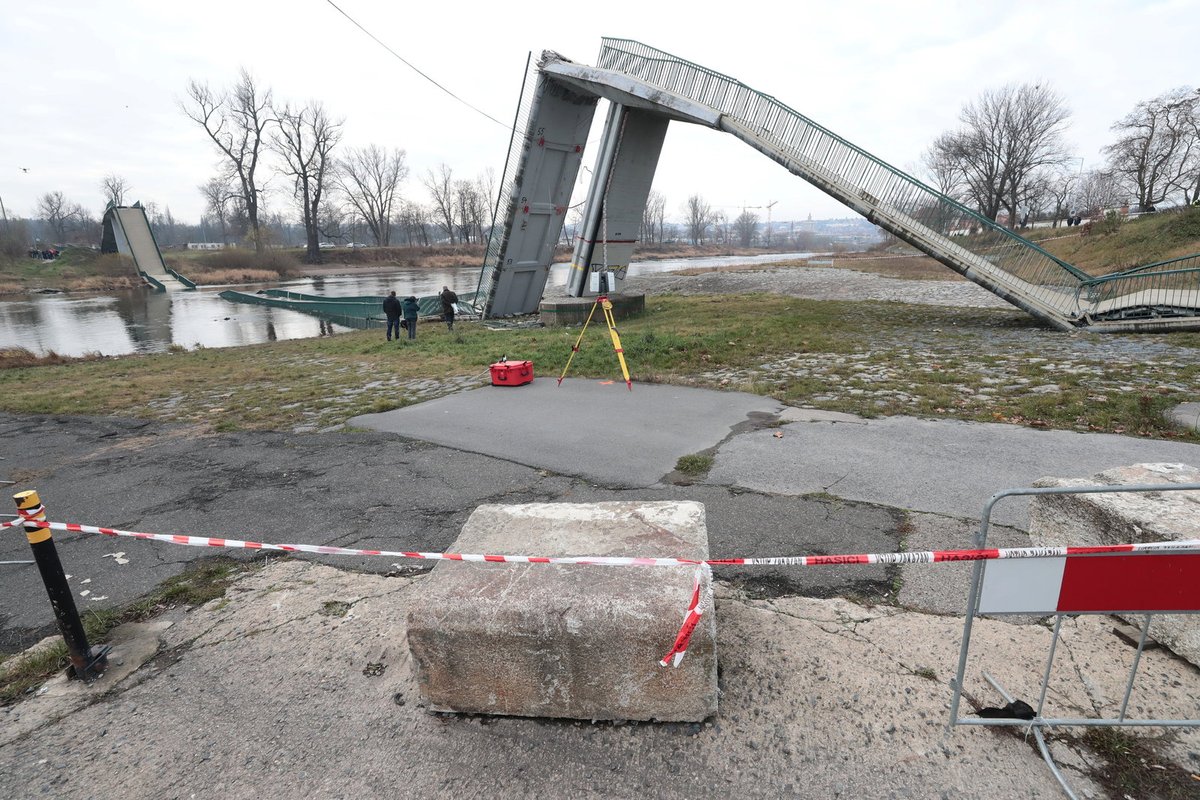 Při zřícení Trojské lávky se zranili čtyři lidé. Příčina jejího pádu zatím není známá.