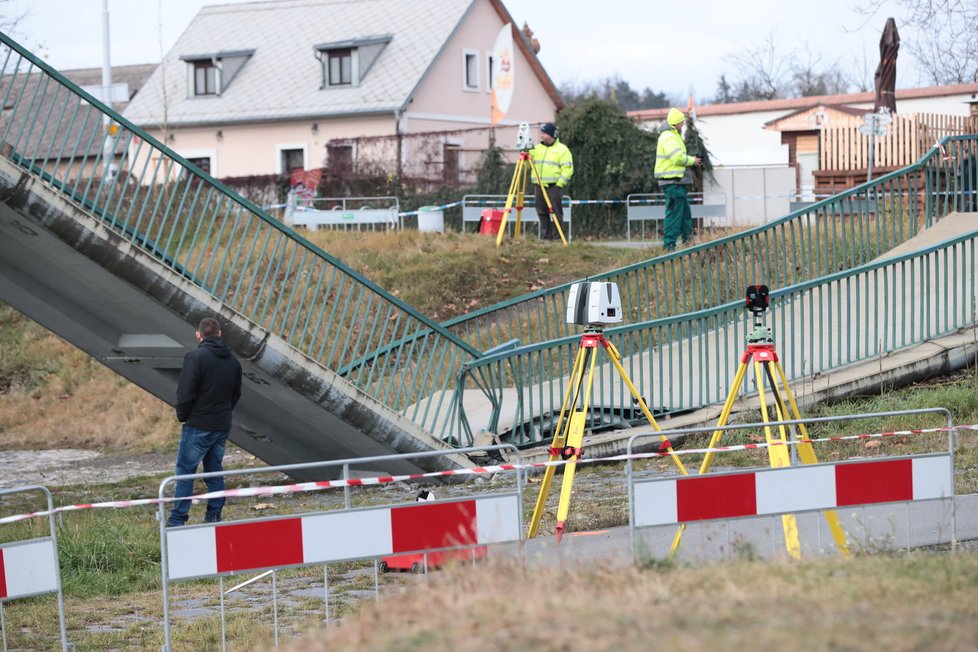 Trojská lávka pro pěší se zřítila do Vltavy