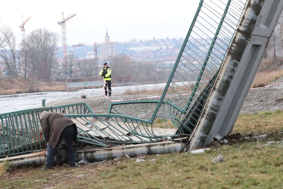 Trojská lávka pro pěší se zřítila do Vltavy