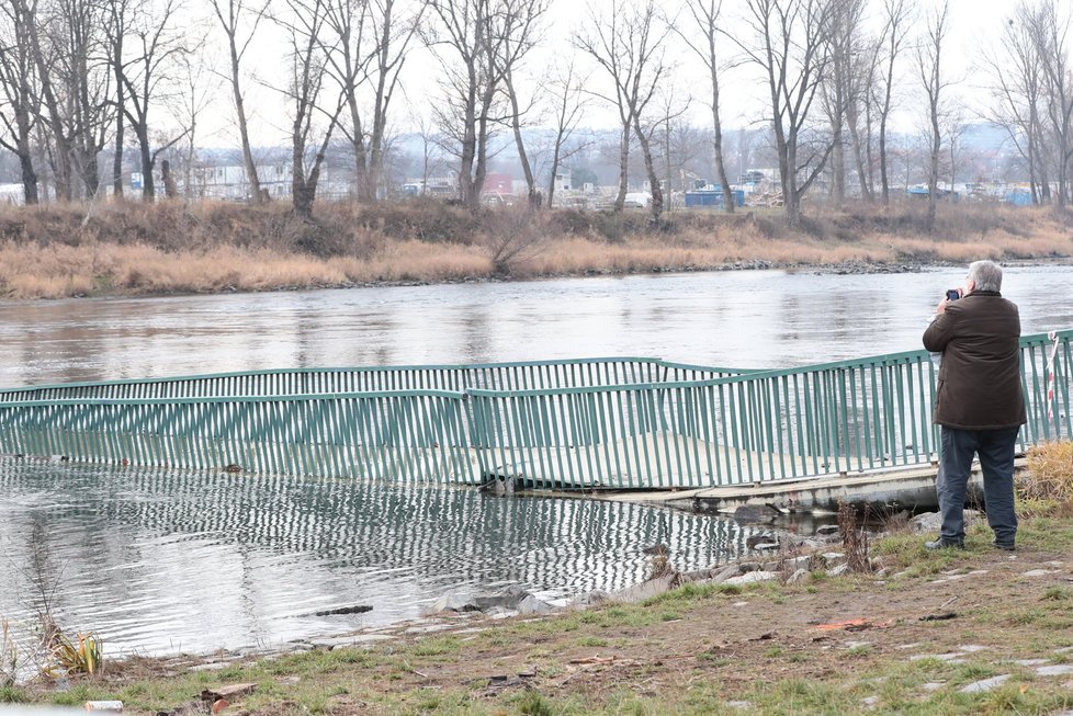 Trojská lávka pro pěší se zřítila do Vltavy