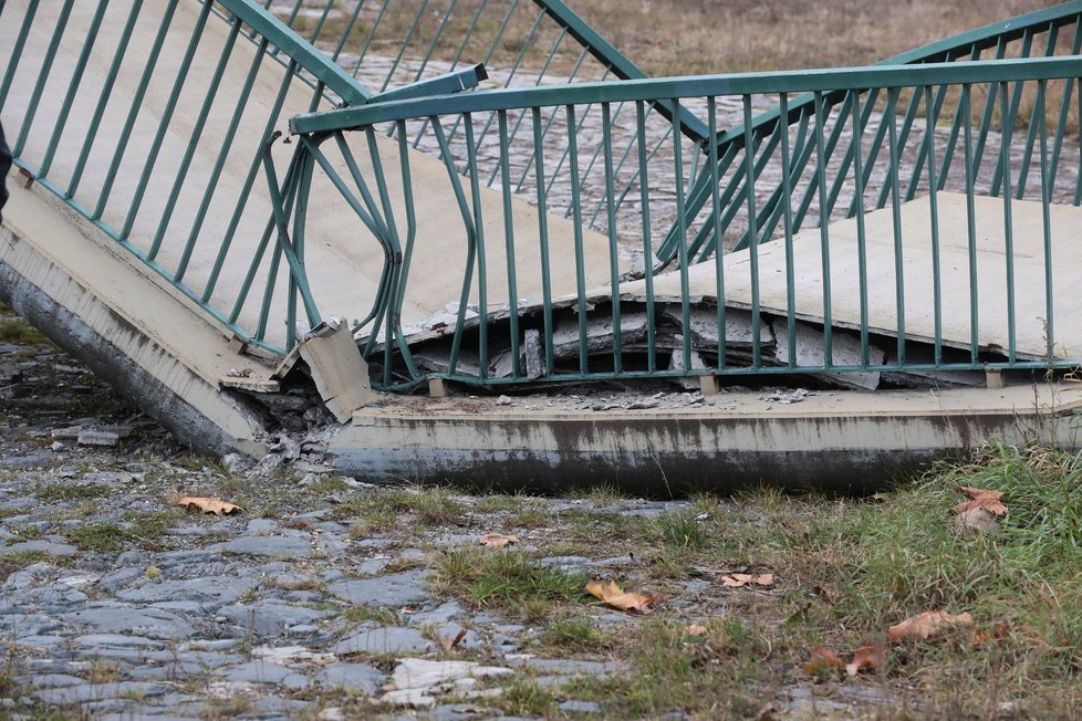 Trojská lávka pro pěší se zřítila do Vltavy