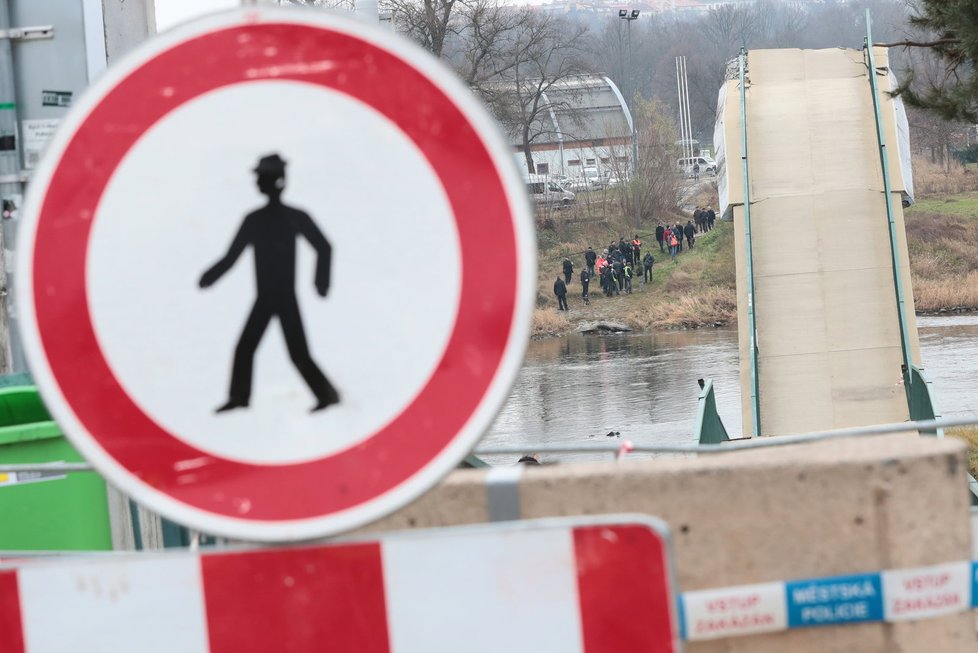 Při zřícení Trojské lávky se zranili čtyři lidé. Příčina jejího pádu zatím není známá.