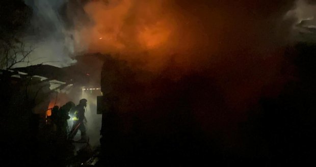 Pražští hasiči likvidovali požár chaty v zahrádkářské kolonii Velká skála v Troji. (20. únor 2023)