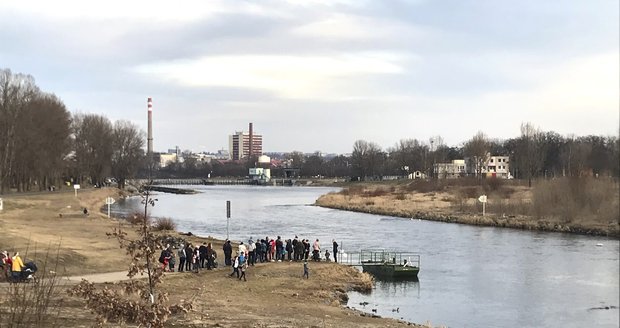 U přívozu, jenž přepravuje lidi mezi Trojou a Císařským ostrovem, se tvořily fronty.