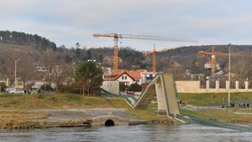 Zřícená lávka v Troji: Dočasný pontonový most tu nakonec nevznikne, odstranění bude stát až 10 milionů