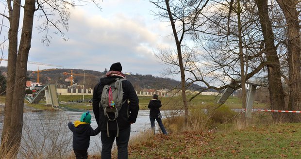 Trojská lávka spojující Císařský ostrov s pravým břehem Vltavy je od soboty minulostí.