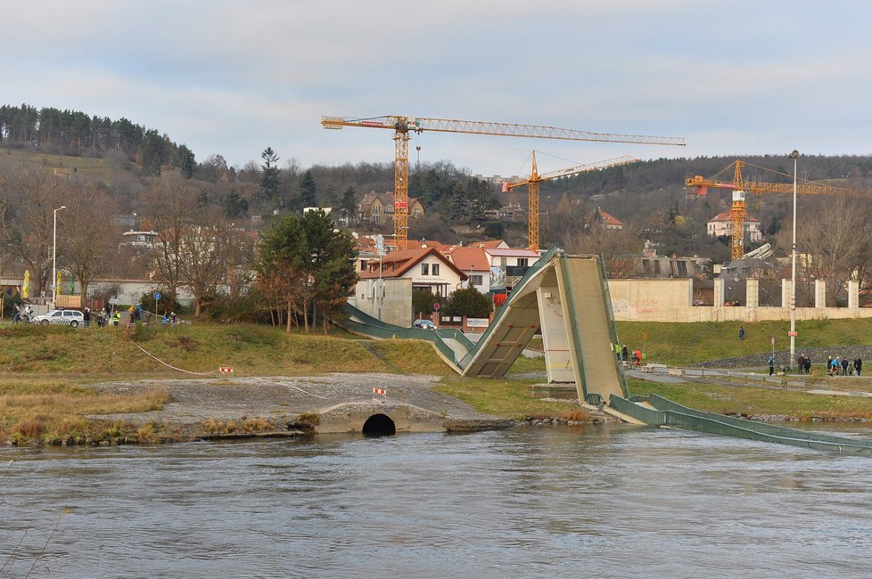 Trojská lávka pro pěší se zřítila do Vltavy