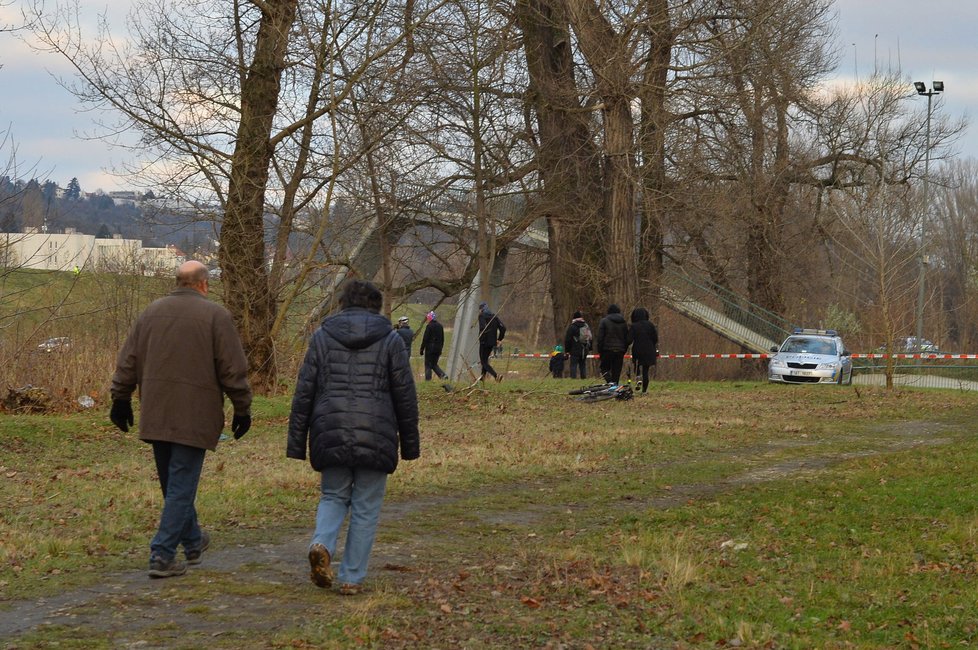 Trosky Trojské lávky přitahují pozornost kolemjdoucích. Vyjma zvědavců se u ní ale zastavují i ti, kteří měli v plánu přes ní přejít a netušili, že už „není“.