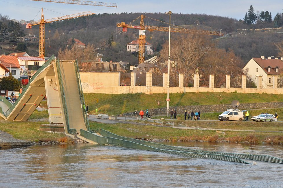 Trojská lávka pro pěší se zřítila do Vltavy