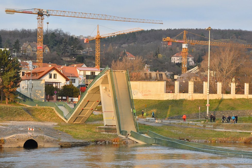 Trojská lávka pro pěší se zřítila do Vltavy