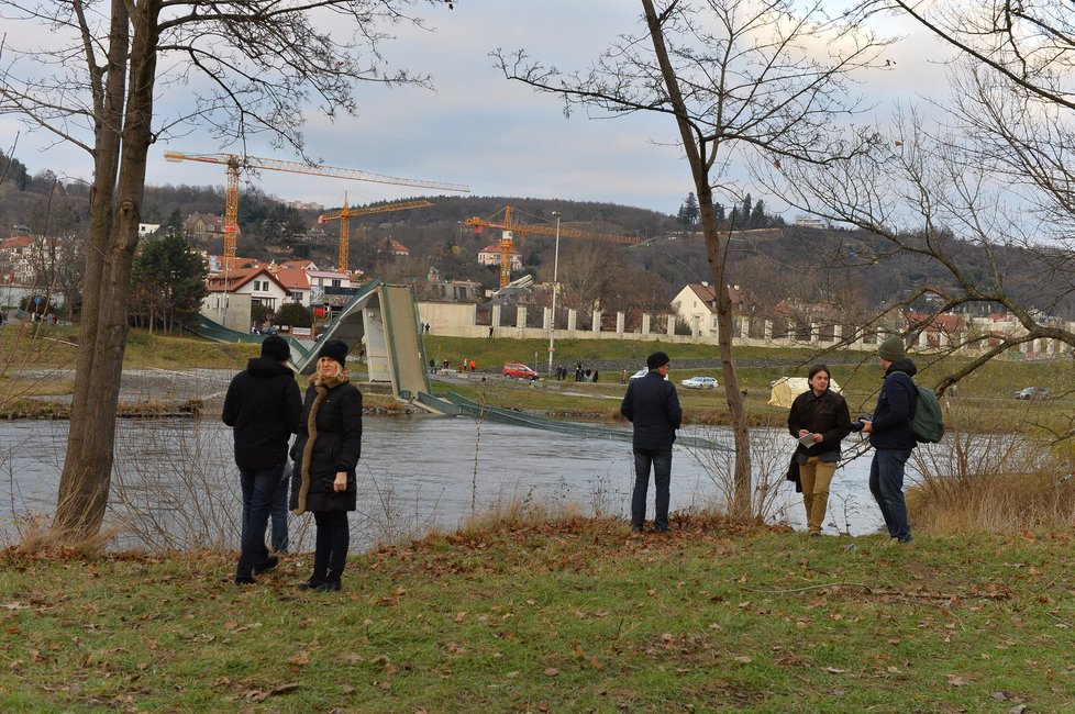 Trosky lávky, která se v sobotu zřítila do Vltavy. Čtyři lidé jsou zranění, dva vážně.