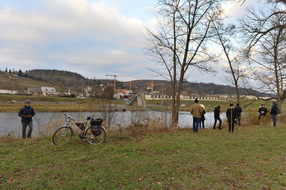 Trosky lávky, která se v sobotu zřítila do Vltavy. Čtyři lidé jsou zranění, dva vážně.