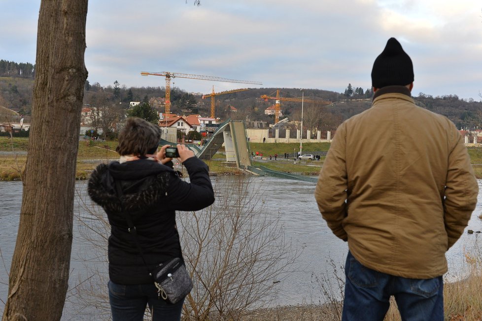 Trojská lávka pro pěší se zřítila do Vltavy