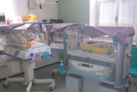 V Brně se narodila první letošní trojčata: Jsou to holky a mají se k světu