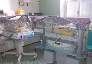 Brněnská porodnice slaví, 3. března přivedla na svět trojčata. Všechno jsou to holčičky, které se mají čile k světu.