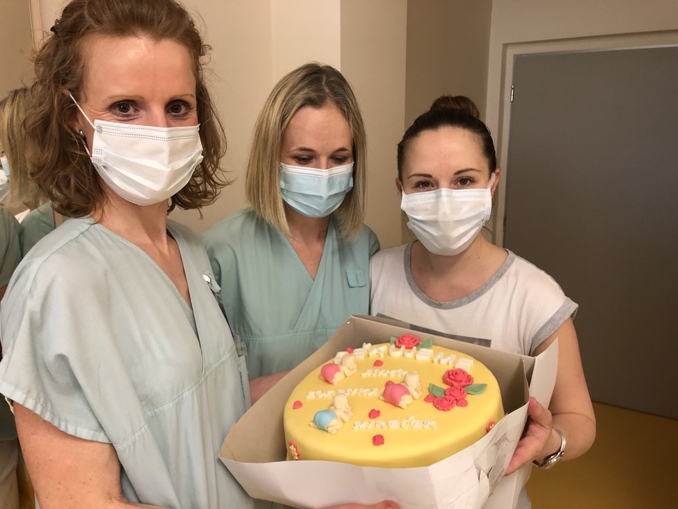 Maminka Michaela (vpravo) věnovala personálu nemocnice za péči o děti dort.