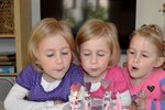 K pátým narozeninám dostaly sestřičky od Blesku dort s medvídky