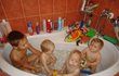 Děti milují společné koupání ve vaně.
