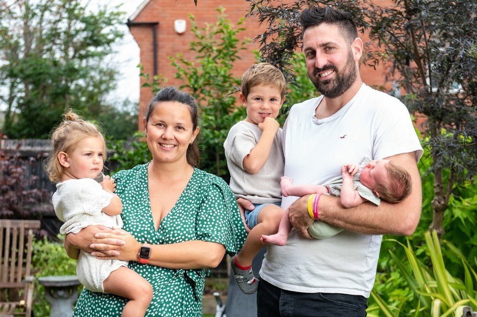 Karen a James Marksovi z Velké Británie mají díky umělému oplodnění trojčata. Každé se však narodilo v jiném roce.