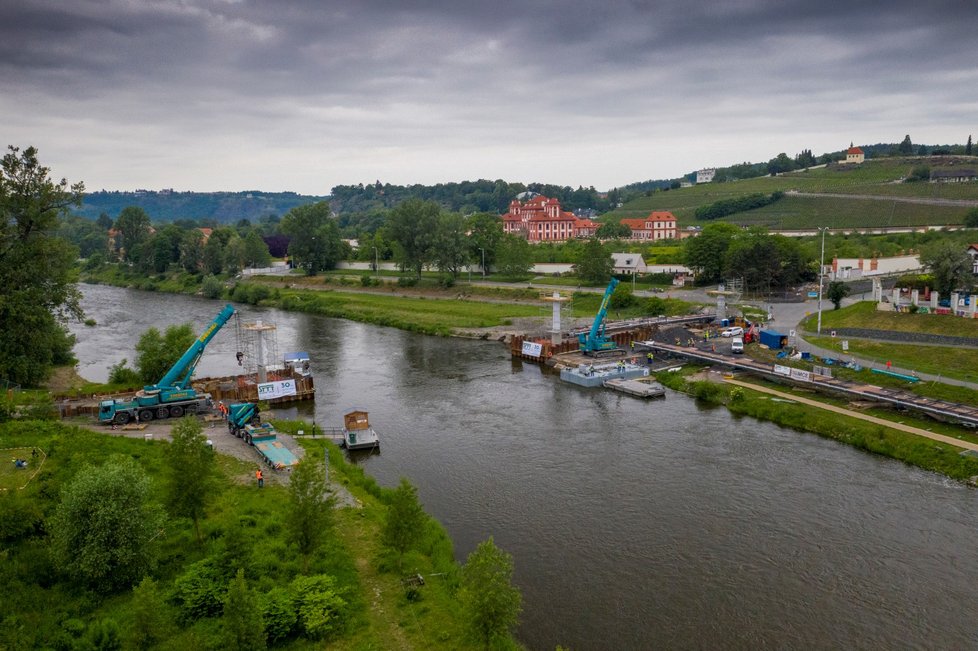 Stavba Trojské lávky, 9. června 2020.