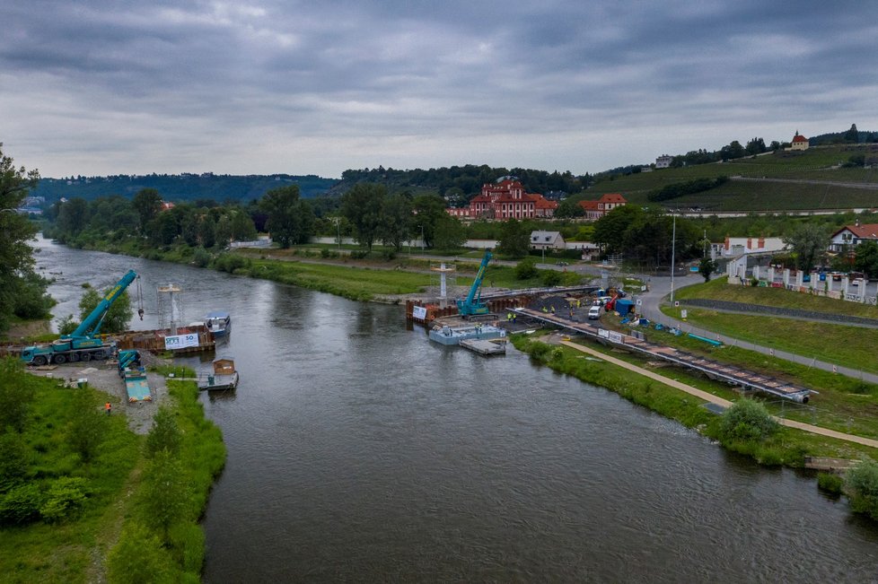 Stavba Trojské lávky, 9. června 2020.