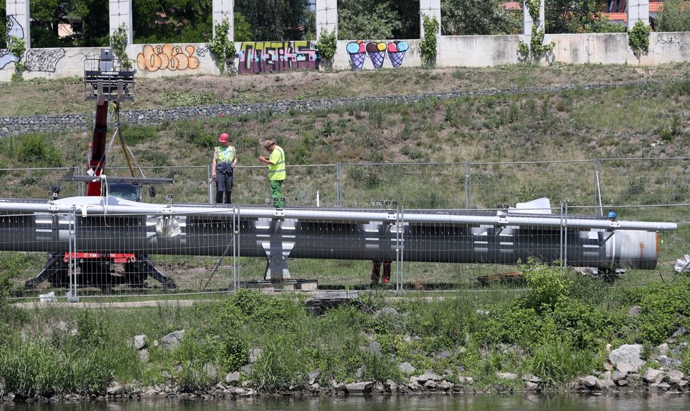 Stavba Trojské lávky, 9. června 2020.