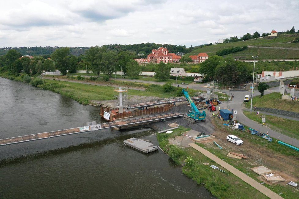 Stavba Trojské lávky, 9. června 2020.