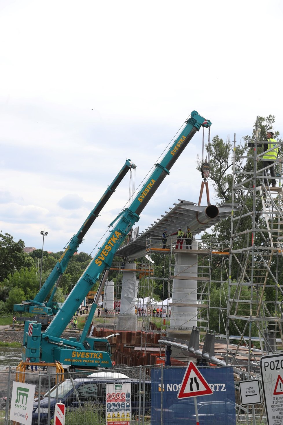 Dokončení usazení mostovky na pilíře nové Trojské lávky