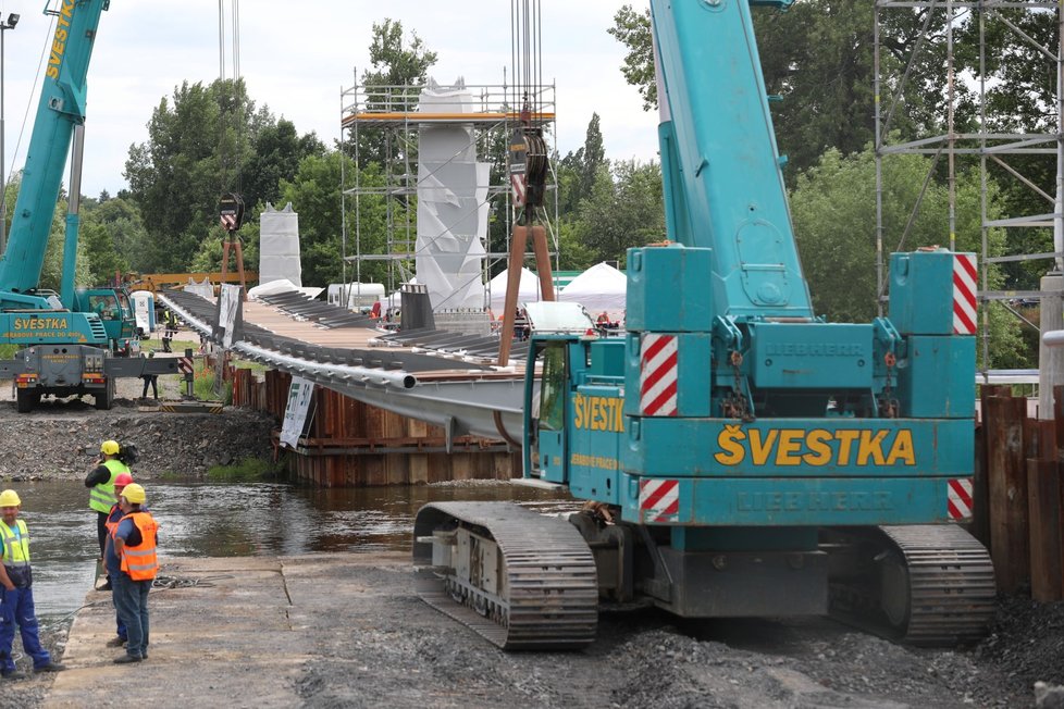 Dokončení usazení mostovky na pilíře nové Trojské lávky