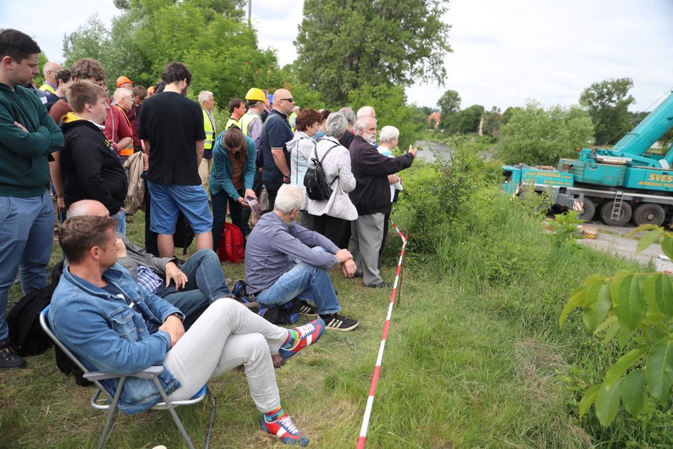 Dokončení usazení mostovky na pilíře nové Trojské lávky