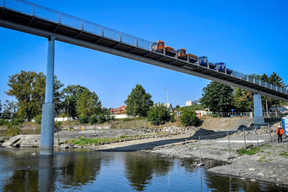 Trojská lávka už stojí. Od 22. do 25 budou probíhat zatěžovací zkoušky. Otevřená bude na přelomu září a října.