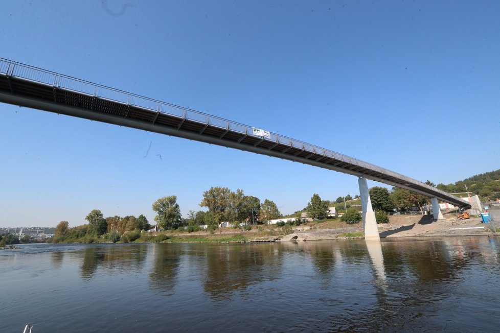 Trojská lávka už stojí. Od 22. do 25 budou probíhat zatěžovací zkoušky. Otevřená bude na přelomu září a října.