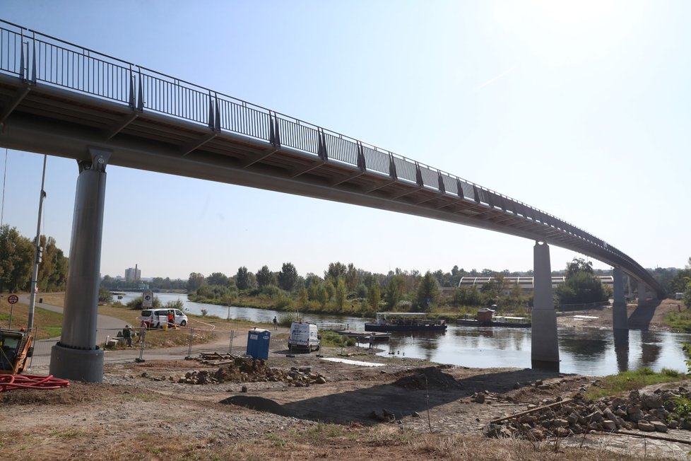 Trojská lávka už stojí. Od 22. do 25 budou probíhat zatěžovací zkoušky. Otevřená bude na přelomu září a října.