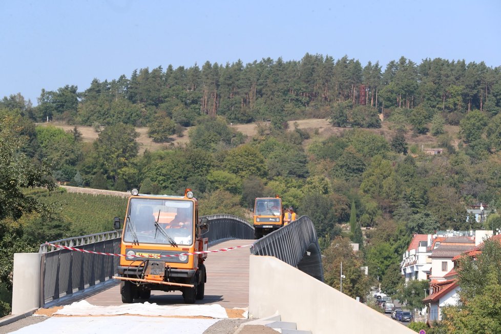 Trojská lávka už stojí. Od 22. do 25 budou probíhat zatěžovací zkoušky. Otevřená bude na přelomu září a října.