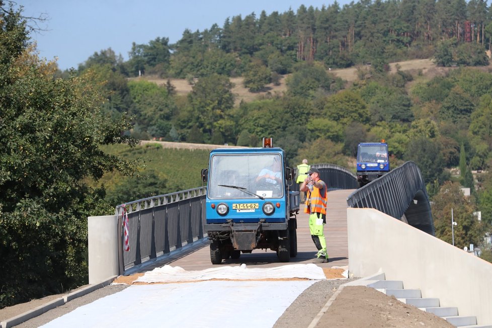 Trojská lávka už stojí. Od 22. do 25 budou probíhat zatěžovací zkoušky. Otevřená bude na přelomu září a října.