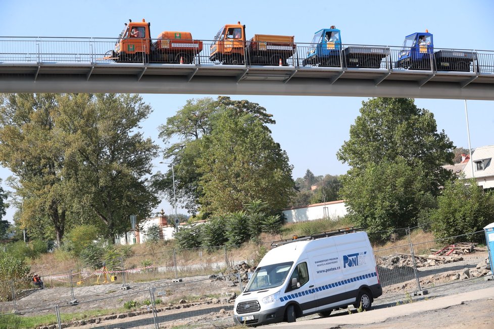 Trojská lávka už stojí. Od 22. do 25 budou probíhat zatěžovací zkoušky. Otevřená bude na přelomu září a října.