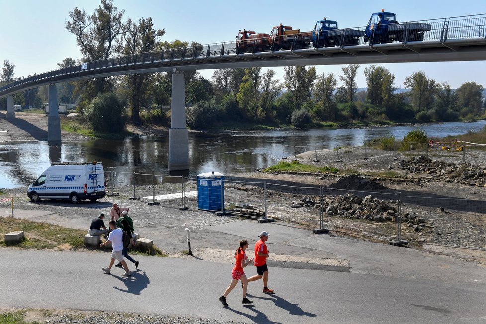 Trojská lávka už stojí. Od 22. do 25 budou probíhat zatěžovací zkoušky. Otevřená bude na přelomu září a října.